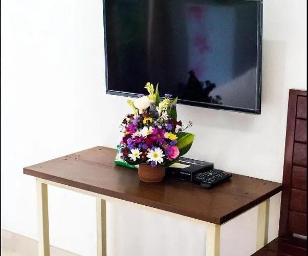 Canggu Ocean House Red, Shared Pool - By Walk To The Beach! Guest house