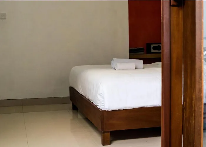 Canggu Ocean House Red, Shared Pool - By Walk To The Beach! Canggu (Bali)