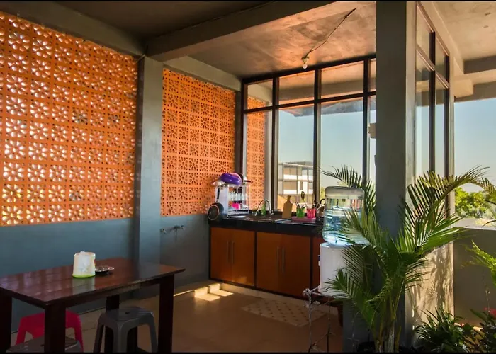 Canggu Ocean House Red, Shared Pool - By Walk To The Beach! Guest house